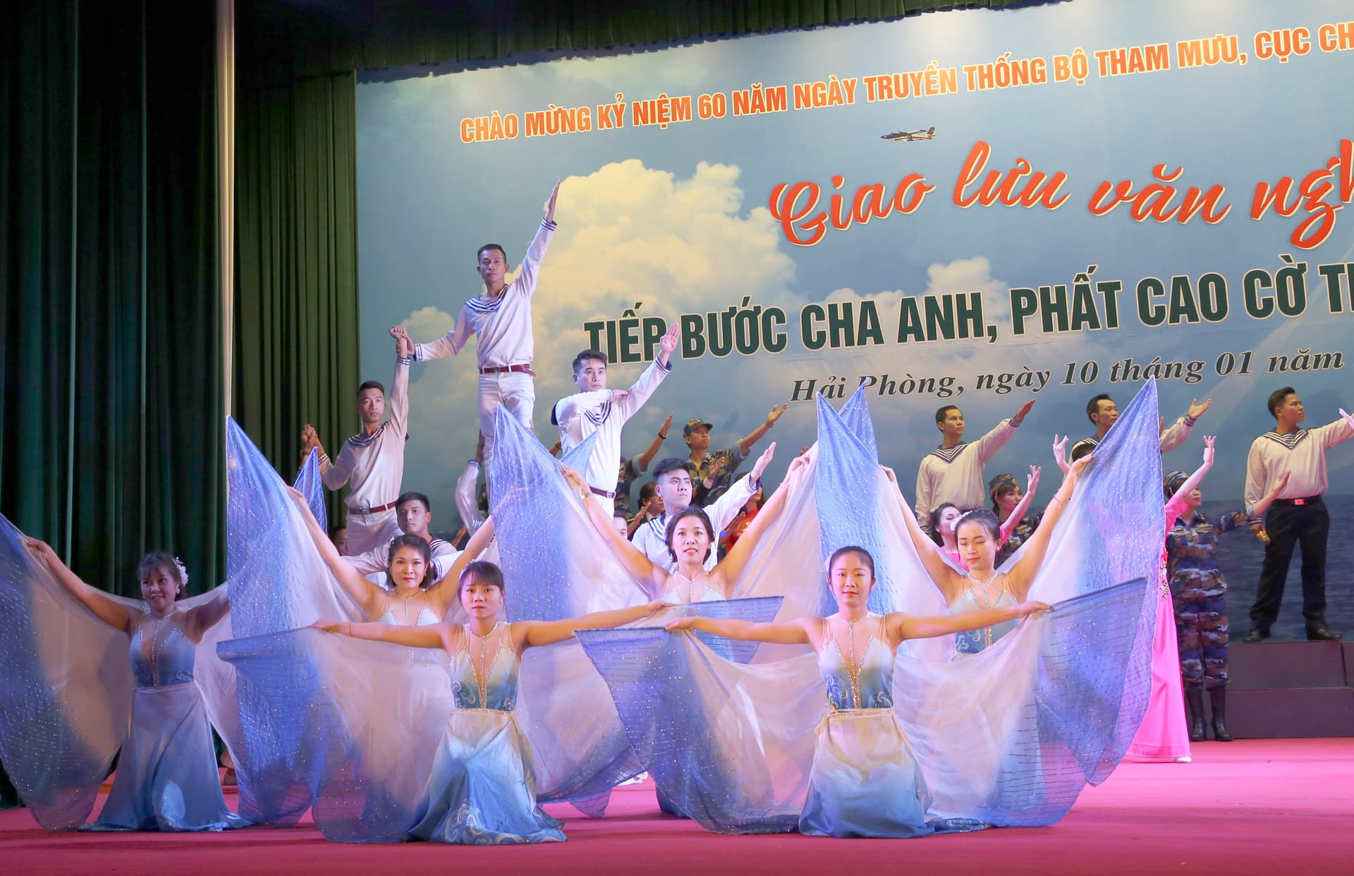 Giao lưu văn nghệ “Tiếp bước cha anh phất cao cờ truyền thống”