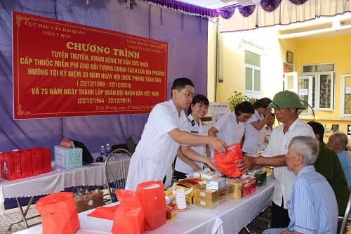 Viện Y học Hải quân khám, cấp phát thuốc miễn phí cho gần 200 đối tượng chính sách huyện Vĩnh Bảo