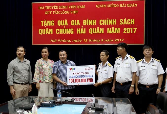 Quỹ "Tấm lòng Việt" tặng quà gia đình chính sách Hải quân