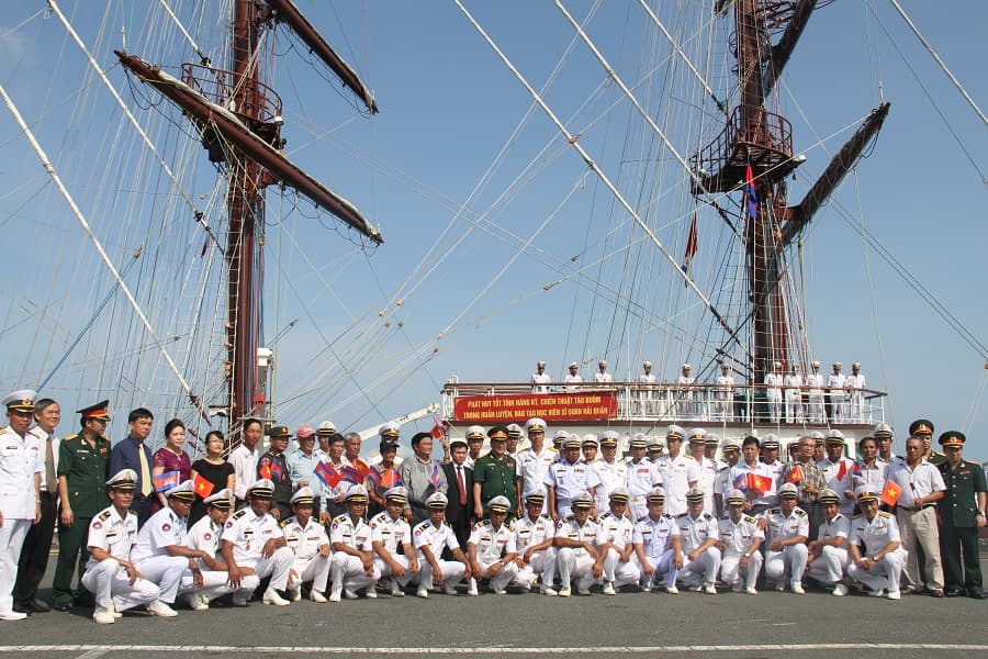 Tàu buồm 286 Lê Quý Đôn cập Cảng Sihanoukville thăm chính thức Cam-pu-chia