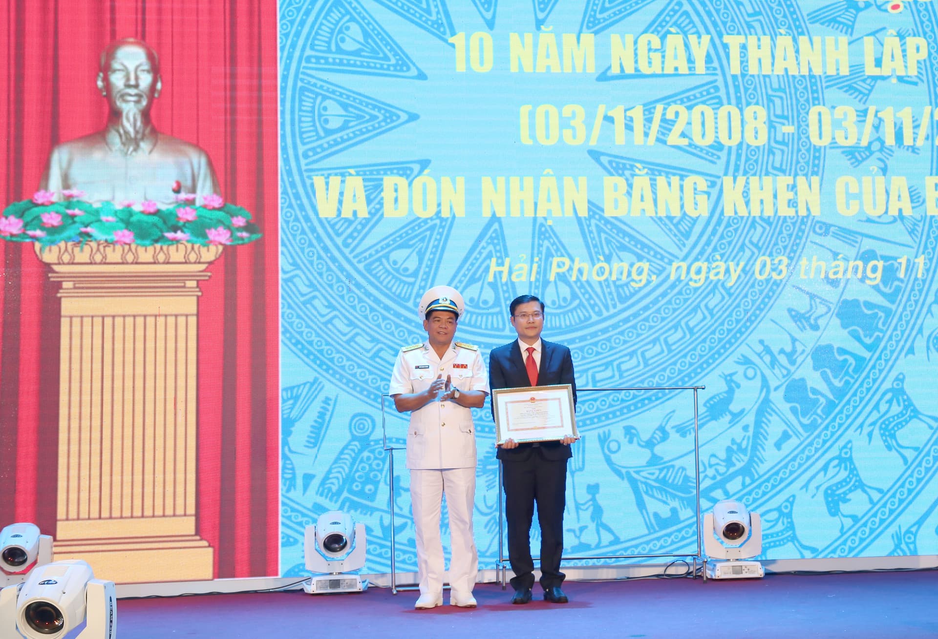 Công ty cổ phần Tân cảng 128 Hải Phòng: Đón nhận Bằng khen của Bộ Quốc phòng