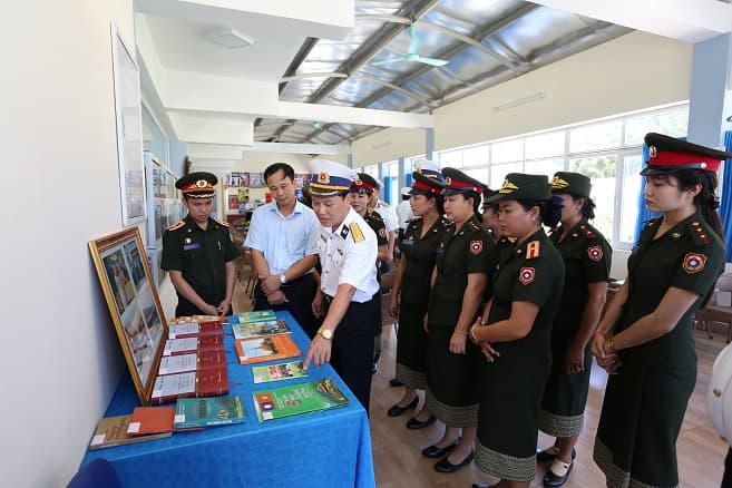 Đoàn cán bộ Thư viện Quân đội nhân dân Lào tham quan, thực tế tại Lữ đoàn 126