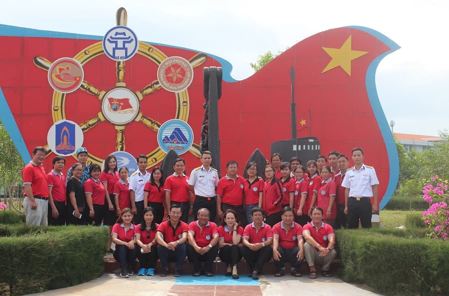 Đoàn đại biểu Nhà thiếu nhi thành phố Hồ Chí Minh thăm Lữ đoàn 189 Hải quân