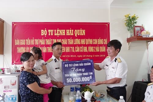 Vùng 2 Hải quân trao tiền hỗ trợ của Quân chủng cho con quân nhân bị bệnh tim bẩm sinh