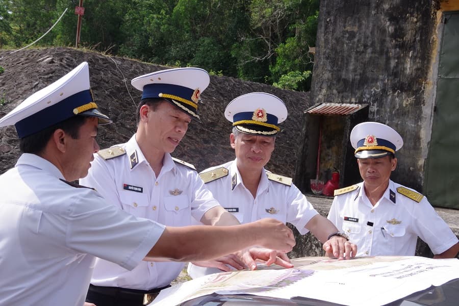 Phó Tư lệnh, Tham mưu trưởng Hải quân thăm, làm việc với Vùng 5 Hải quân