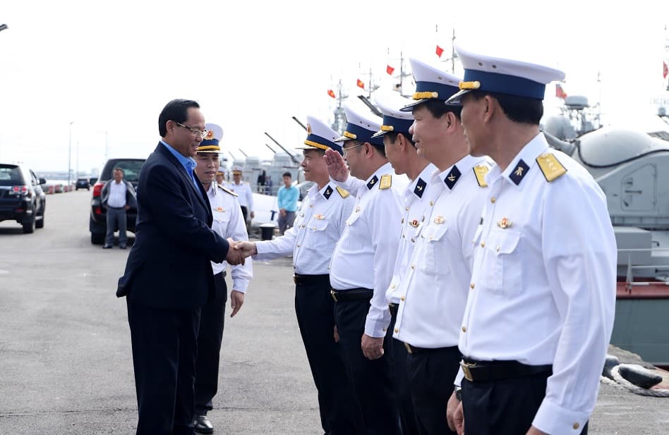 Phó Chủ tịch Quốc hội Trần Quang Phương thăm, chúc Tết cán bộ, chiến sĩ Lữ đoàn 172
