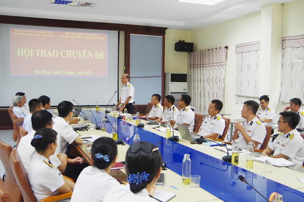 Gần 60 năm lặng thầm đo biển