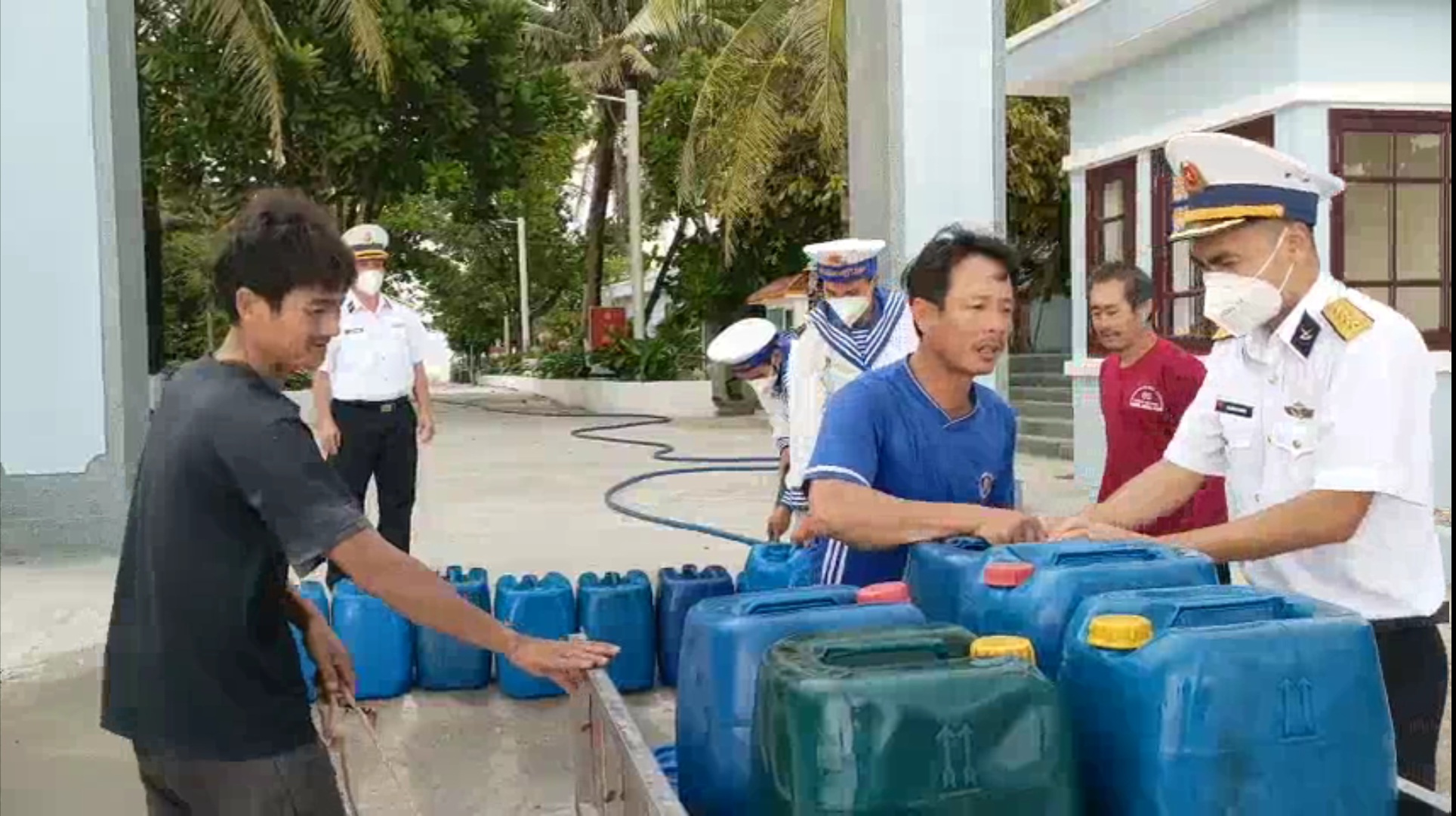 Đảo Nam Yết tặng quà ngư dân tàu cá Quảng Ngãi
