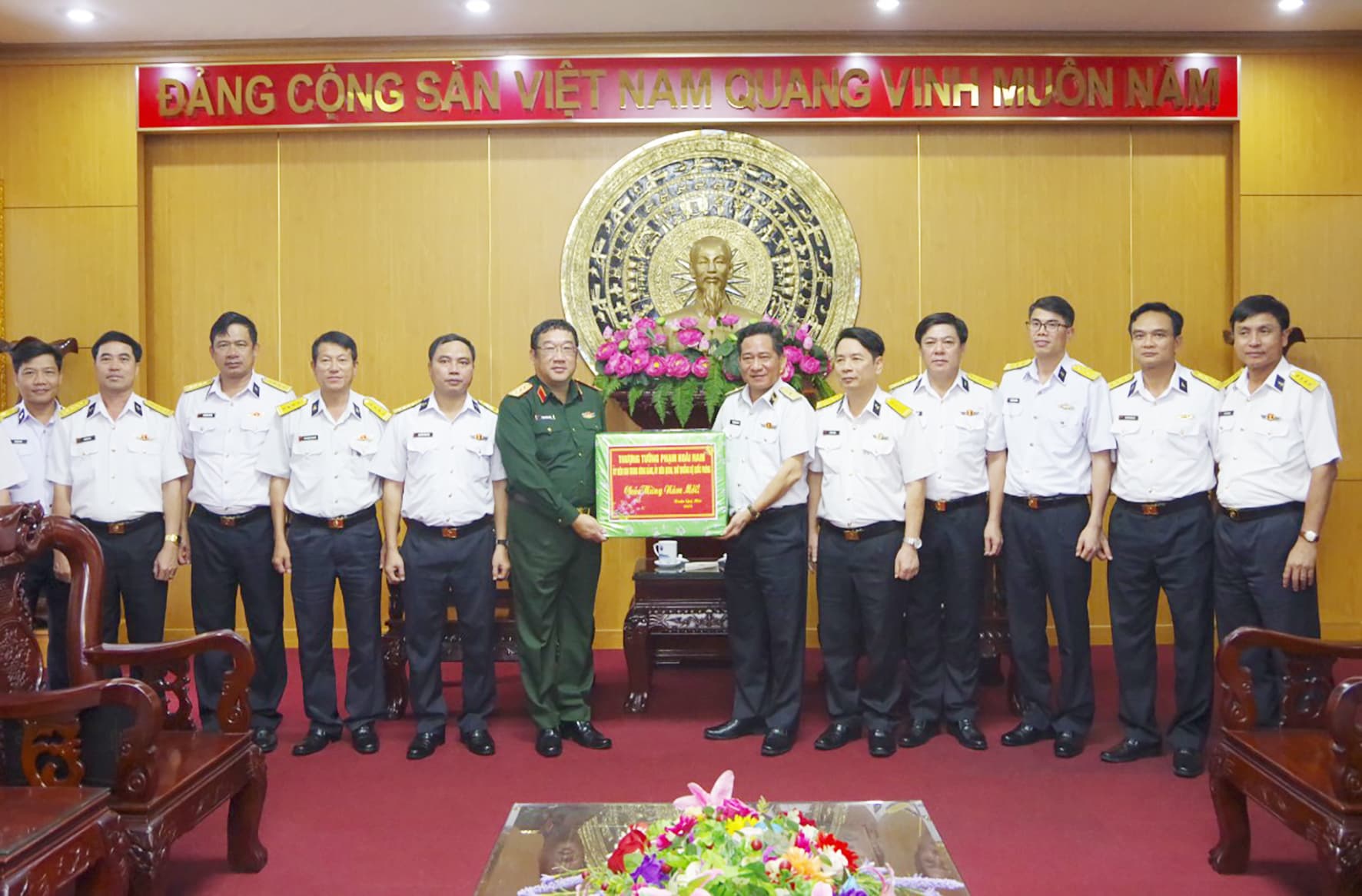 Thượng tướng Phạm Hoài Nam kiểm tra, chúc Tết tại Vùng 4 Hải quân