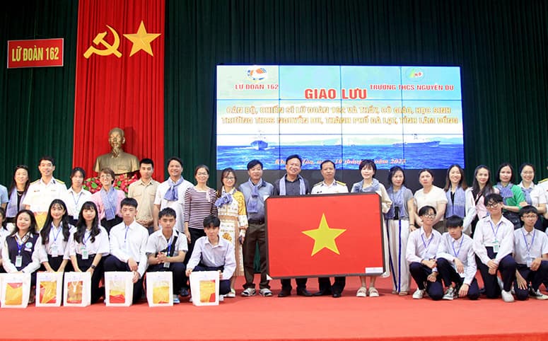 Gần 500 giáo viên, học sinh tham quan, tìm hiểu thực tế tại Lữ đoàn 162