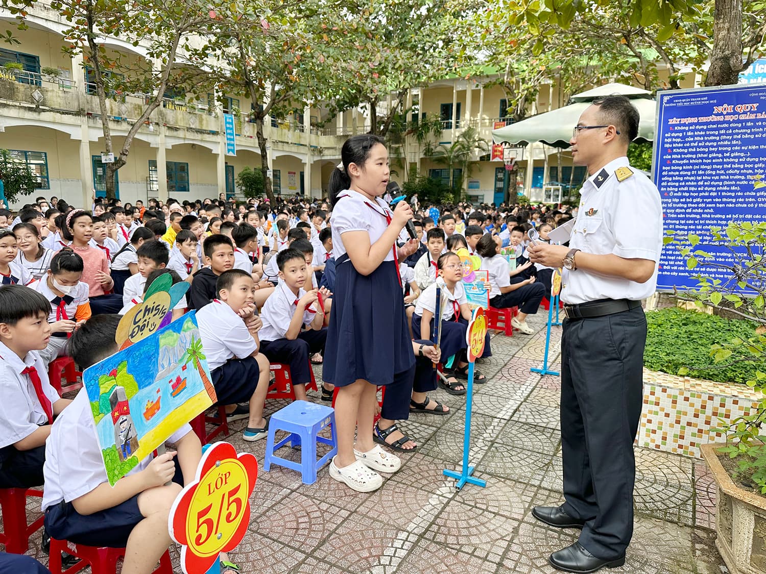 Gần 1300 giáo viên, học sinh Trường Tiểu học Huỳnh Ngọc Huệ nghe tuyên truyền về biển đảo