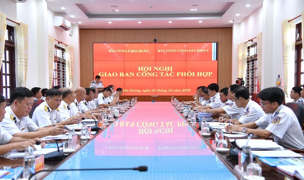 Vùng 5 Hải quân - Vùng Cảnh sát biển 4 tăng cường phối hợp thực hiện nhiệm vụ trên biển