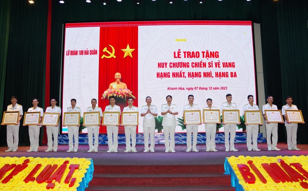 Lữ đoàn 189 tổ chức Lễ trao tặng Huy chương Chiến sĩ vẻ vang