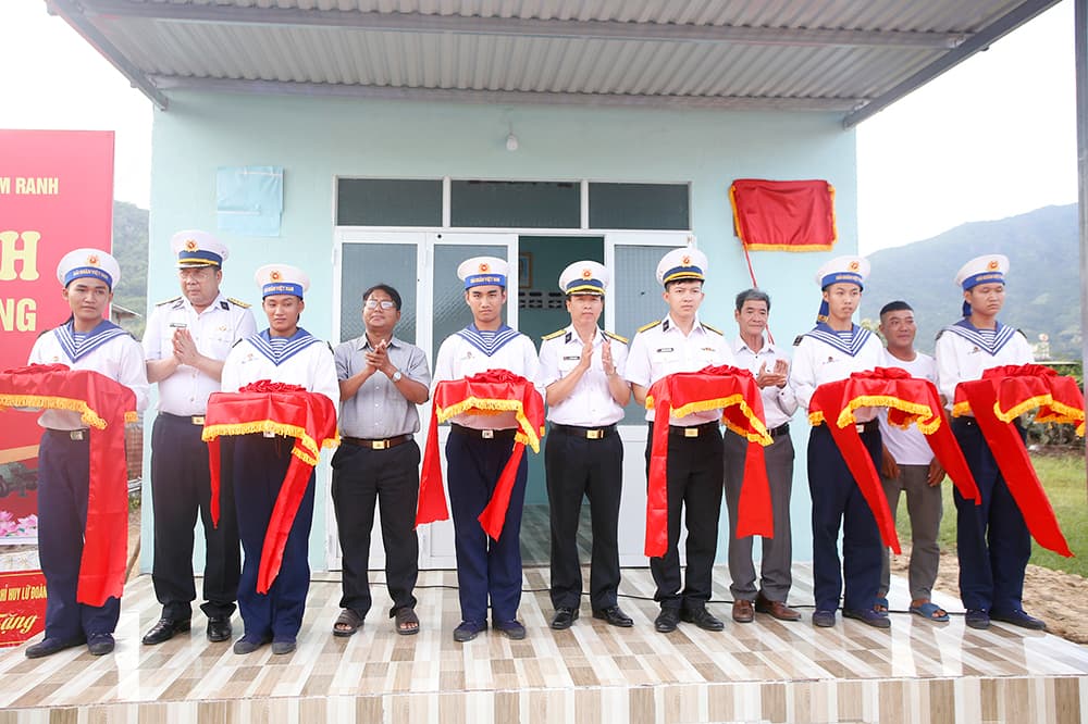 Hai gia đình ở xã Cam Thịnh Tây được tặng nhà tình thương
