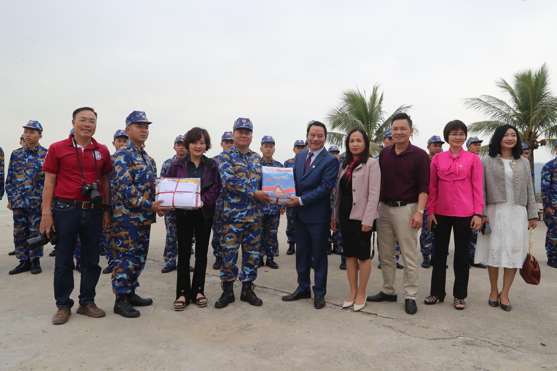 Hội Nhà báo TP. Hải Phòng tặng Lữ đoàn 147 ấn phẩm báo Xuân Quý Mão