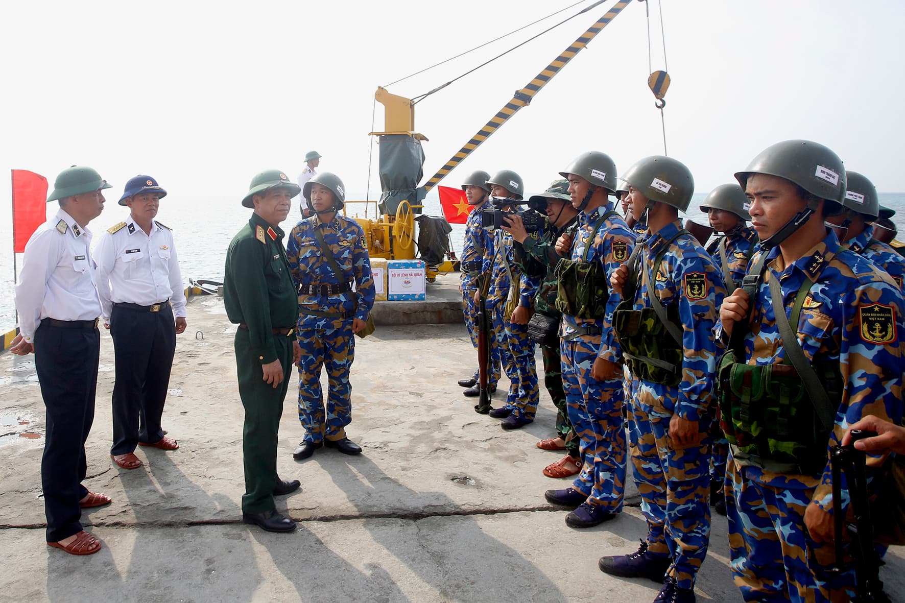 Đoàn công tác của Bộ Quốc phòng kiểm tra và thăm quân dân huyện đảo Trường Sa, Nhà giàn DK1