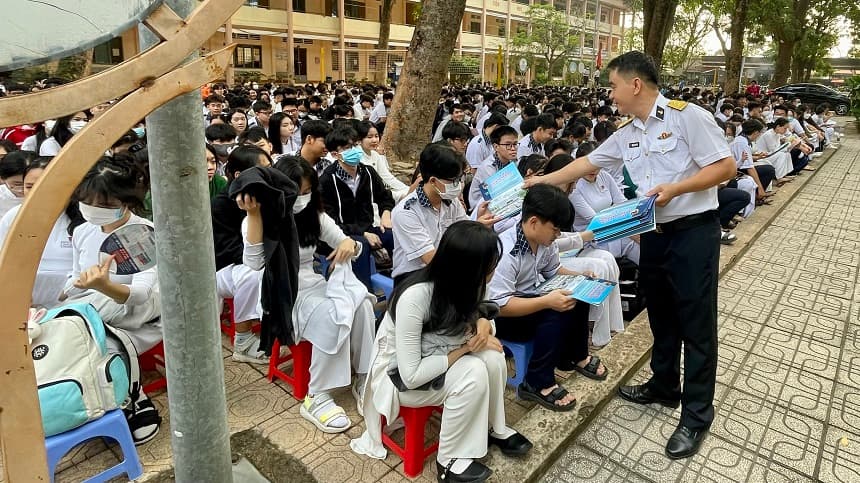 450 học sinh Trường THPT Phước Thiền nghe thông tin về biển, đảo