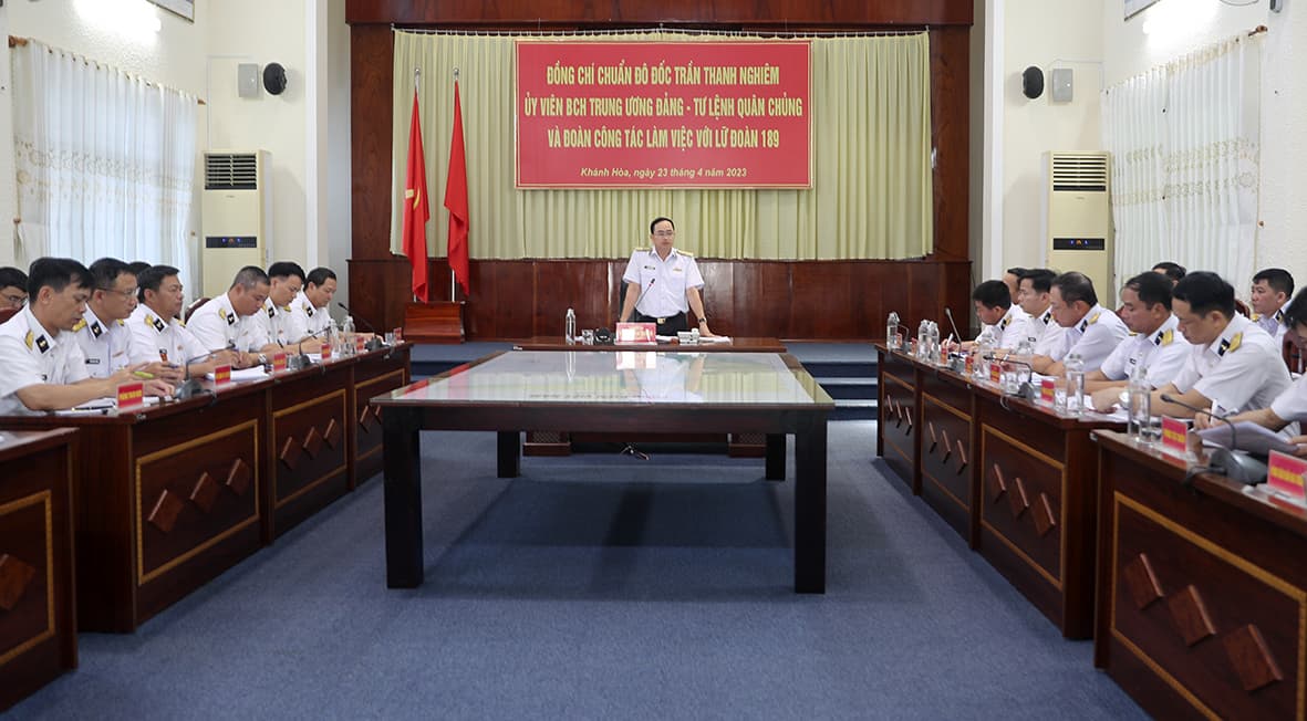 Tư lệnh Hải quân kiểm tra Lữ đoàn 954 và Lữ đoàn 189