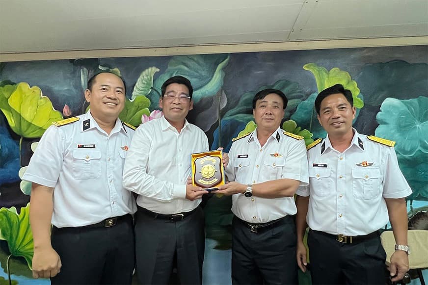 Đại sứ Việt Nam tại Philippines thăm Tàu 015-Trần Hưng Đạo