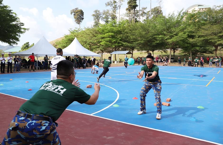 Cán bộ, thủy thủ Tàu 20 giao hữu thể thao trong khuôn khổ LIMA 2023