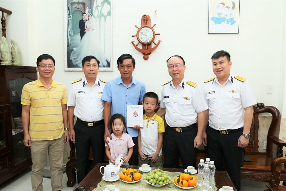 Công đoàn Tổng công ty Tân cảng Sài Gòn thăm, tặng quà các gia đình người lao động