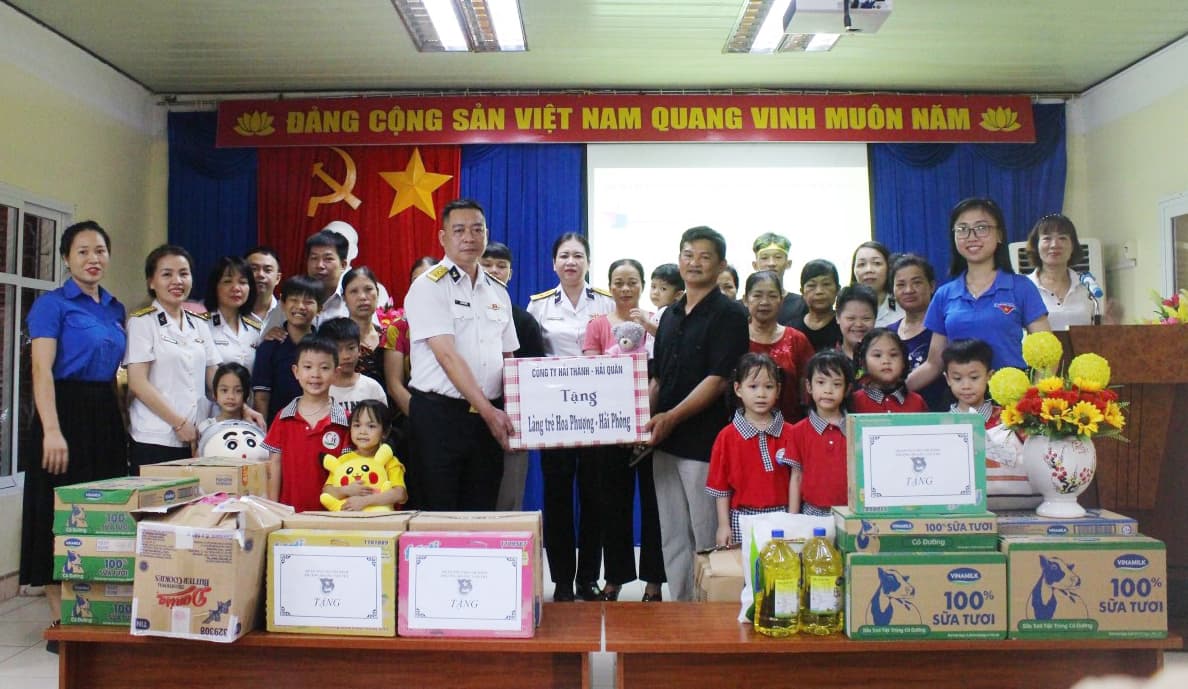 Công ty Hải Thành thăm, tặng quà các cháu làng trẻ mồ côi Hoa Phượng