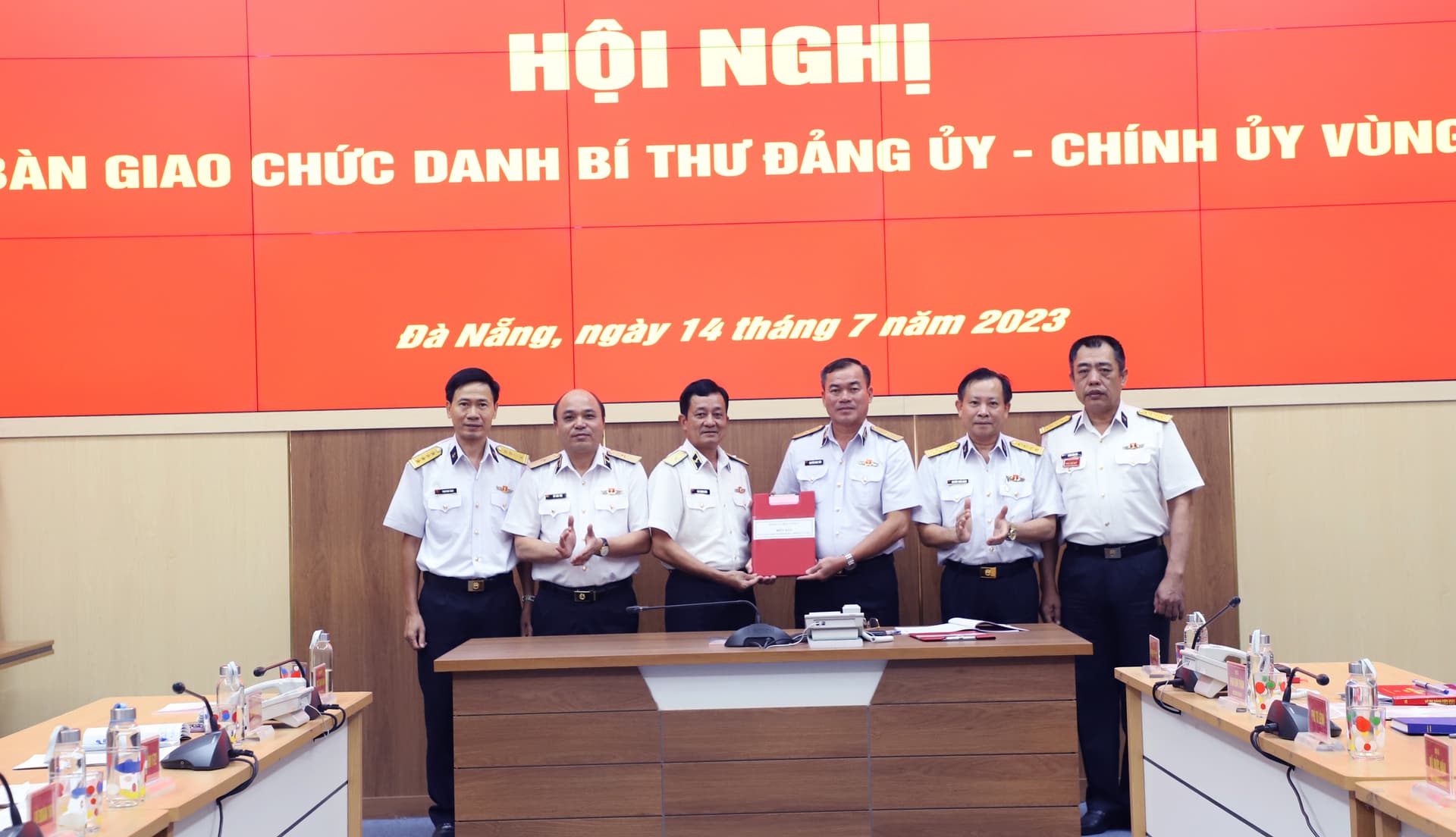 Bàn giao chức danh Bí thư Đảng ủy, Chính ủy Vùng 3