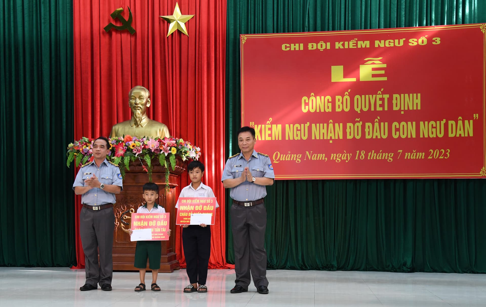 Chi đội Kiểm ngư số 3 trao quyết định  “Kiểm ngư nhận đỡ đầu con ngư dân” tại tỉnh Quảng Nam