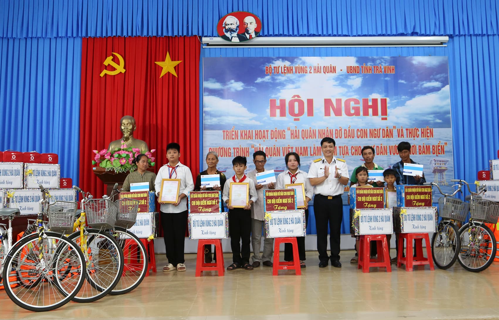 Vùng 2 Hải quân nhận đỡ đầu 15 con ngư dân tại các tỉnh miền Tây