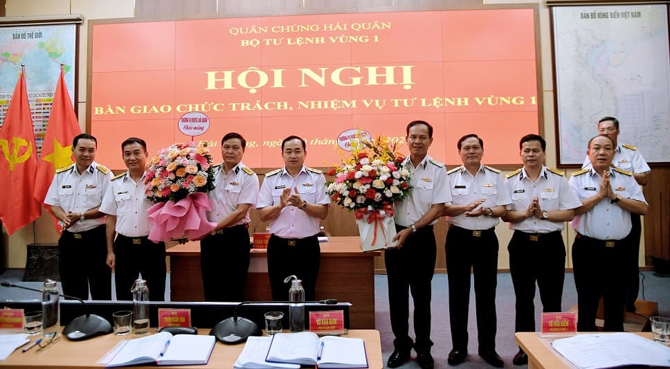 Bàn giao chức trách, nhiệm vụ Tư lệnh Vùng 1