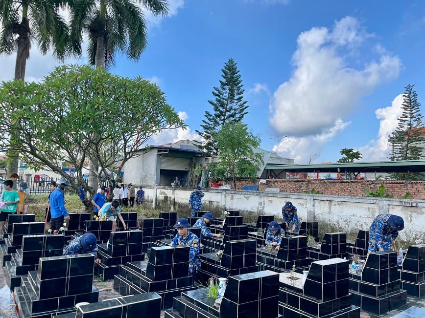 Cán bộ, chiến sĩ Tiểu đoàn 158 tham gia làm đẹp nghĩa trang liệt sĩ xã Ngũ Lão