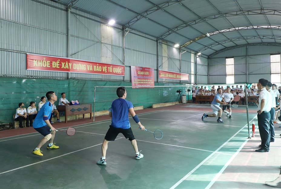 Các tổ chức quần chúng cơ quan Cục Chính trị giao hữu thể thao với Hải đoàn 128
