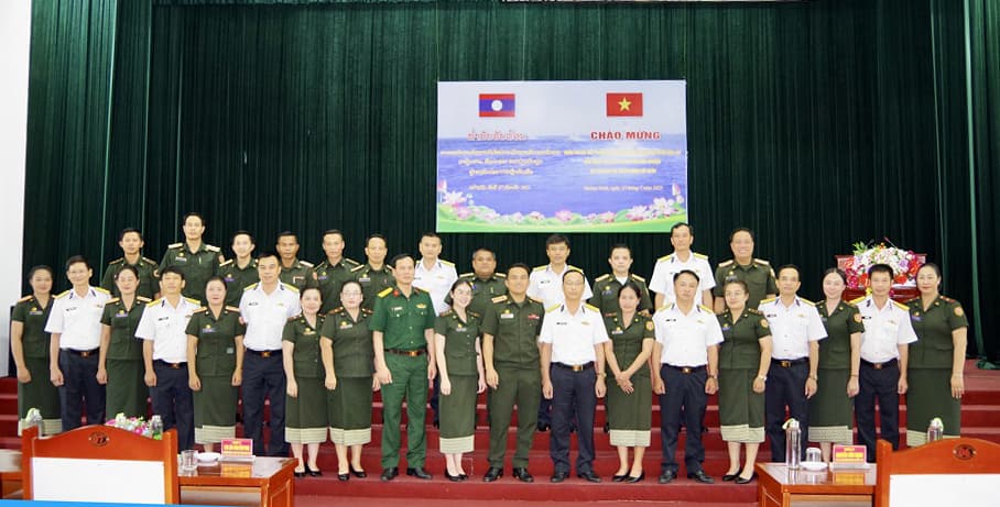 Đoàn cán bộ Văn phòng Tổng cục Chính trị QĐND Lào thăm Lữ đoàn 170