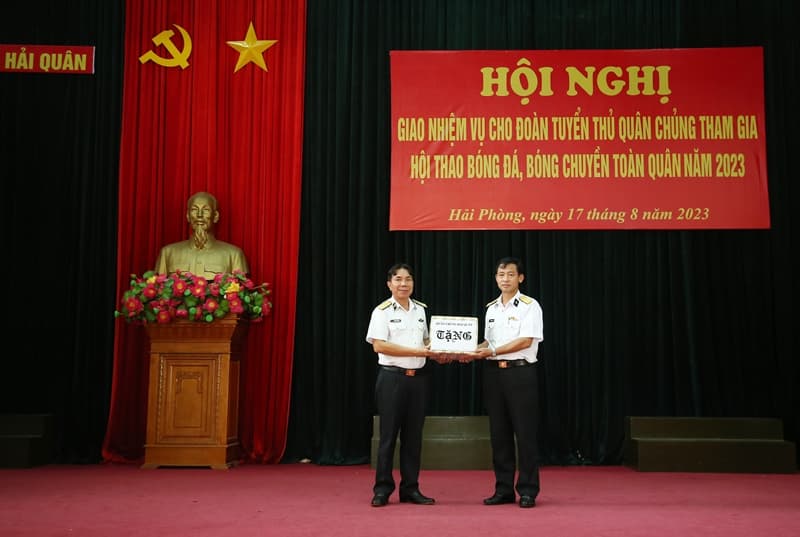 Giao nhiệm vụ cho đoàn tuyển thủ tham gia Hội thao bóng đá, bóng chuyền toàn quân năm 2023