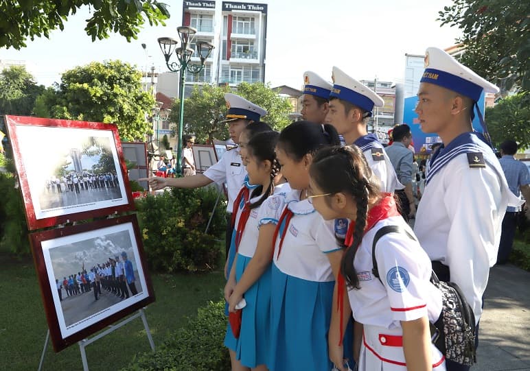 Triển lãm ảnh “Hoàng Sa - Trường Sa trong lòng Quảng Ngãi”