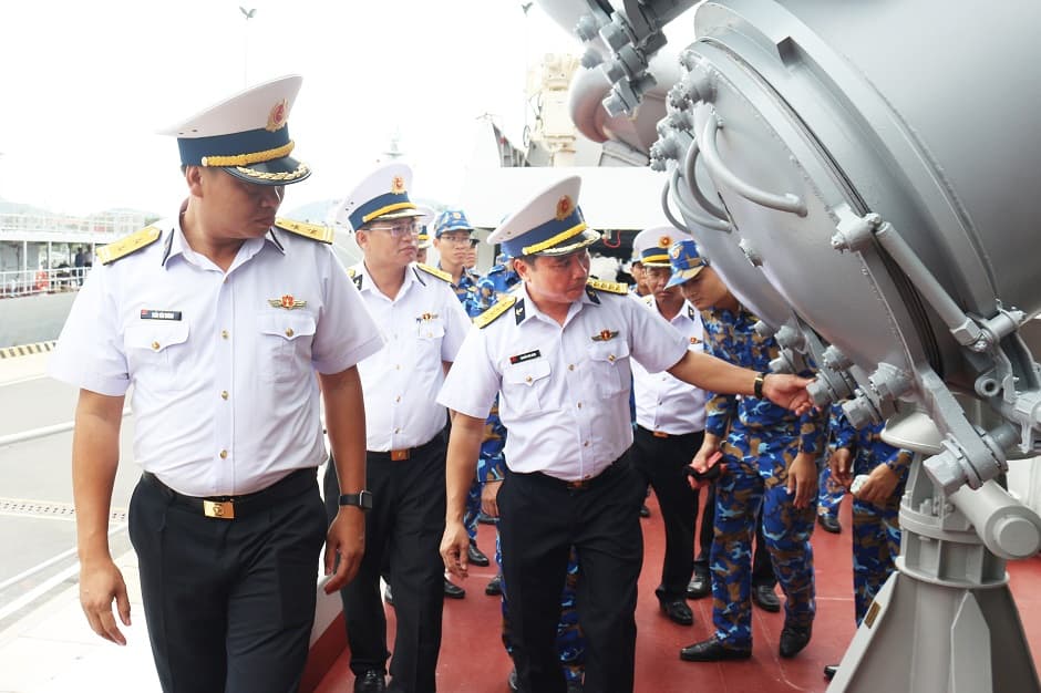Tư lệnh Vùng 4 kiểm tra công tác xây dựng tàu chính quy mẫu mực tại Lữ đoàn 162