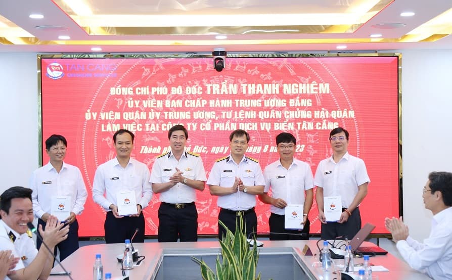 Tư lệnh Hải quân làm việc tại Công ty cổ phần Dịch vụ biển Tân Cảng