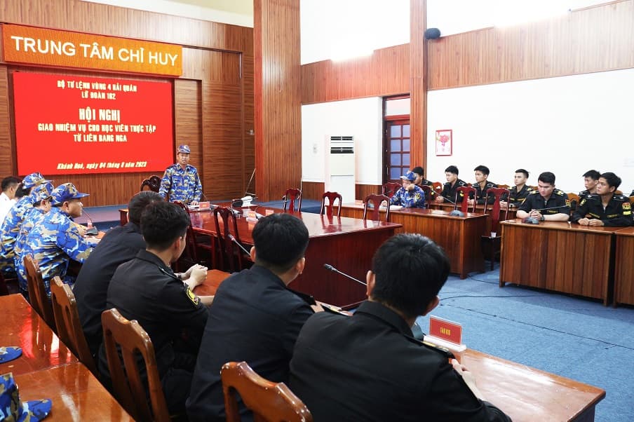 Lữ đoàn 162 gặp mặt, giao nhiệm vụ cho học viên từ Liên bang Nga về thực tập tại đơn vị