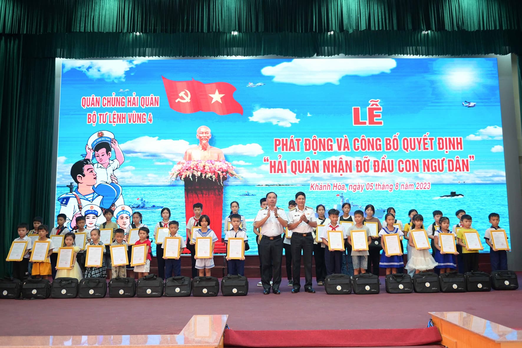 Vùng 4 chủ trì lễ phát động và công bố quyết định “Hải quân nhận đỡ đầu con ngư dân”