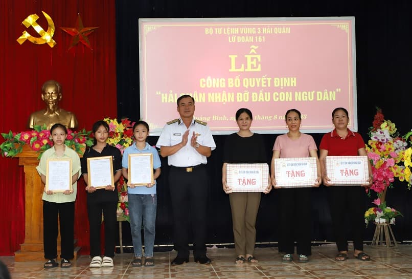 Lữ đoàn 161 trao quyết định “Hải quân nhận đỡ đầu con ngư dân” tại Quảng Bình
