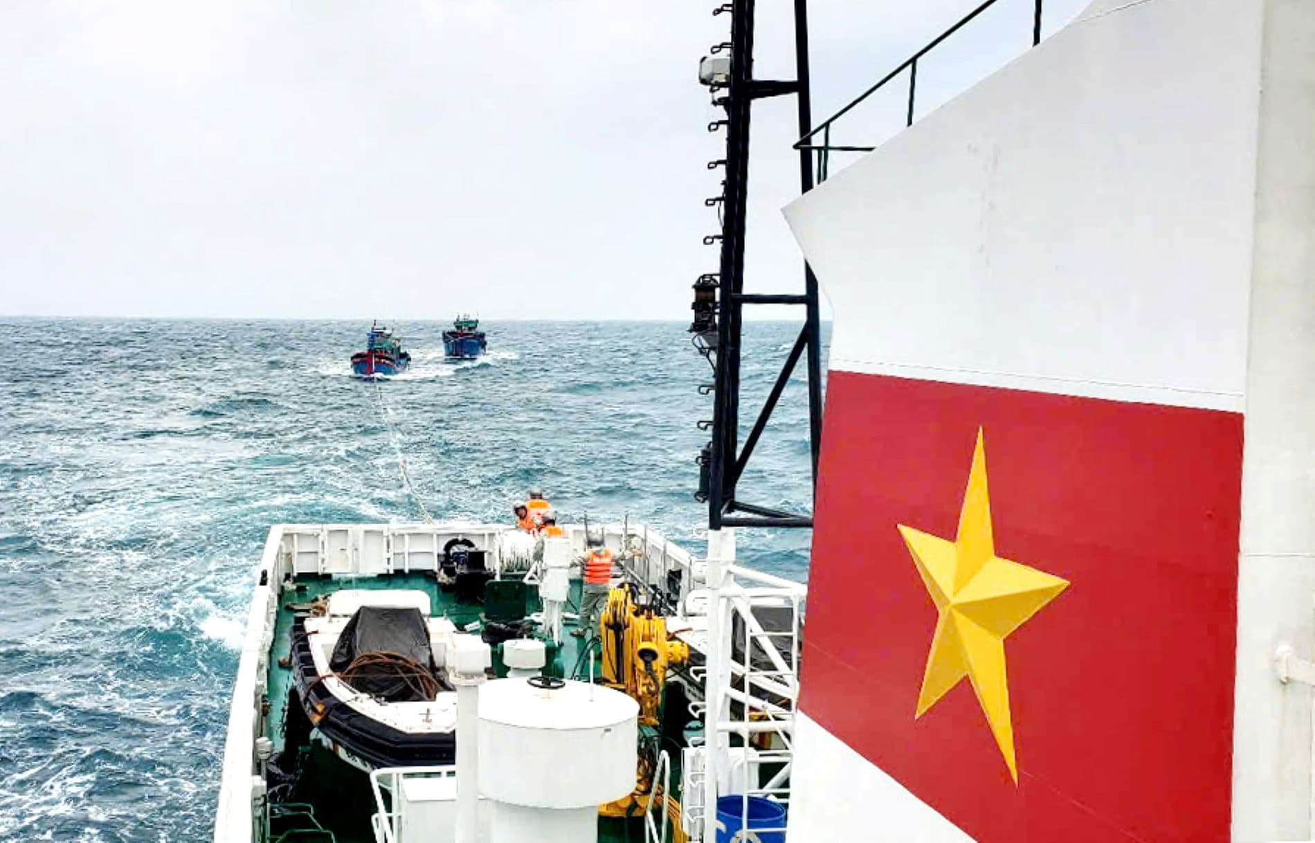 Tàu của Vùng 3 kịp thời cứu kéo 2 tàu cá cùng ngư dân gặp nạn trên biển