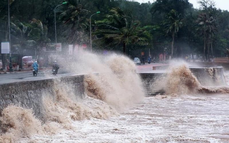 Vùng áp thấp di chuyển chậm, tiếp tục gây thời tiết xấu trên biển