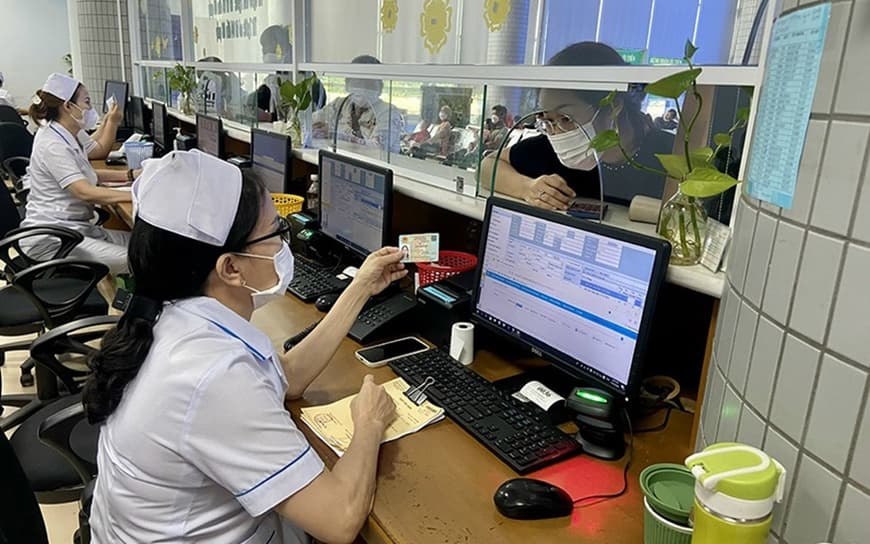 Từ ngày 3/12, xuất trình căn cước công dân hoặc thẻ bảo hiểm y tế khi khám, chữa bệnh bảo hiểm y tế