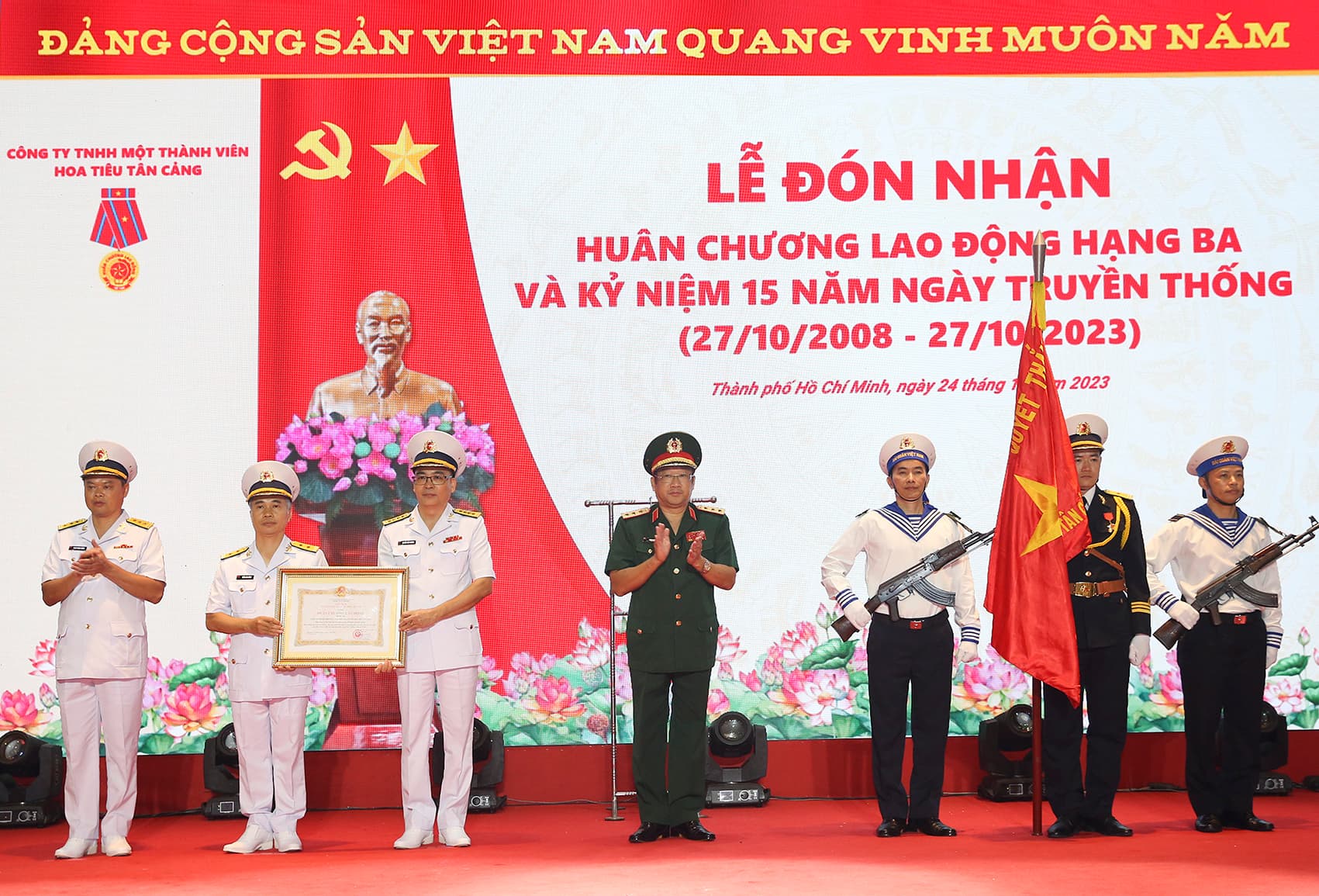 Công ty Hoa tiêu Tân cảng đón nhận Huân chương Lao động hạng Ba