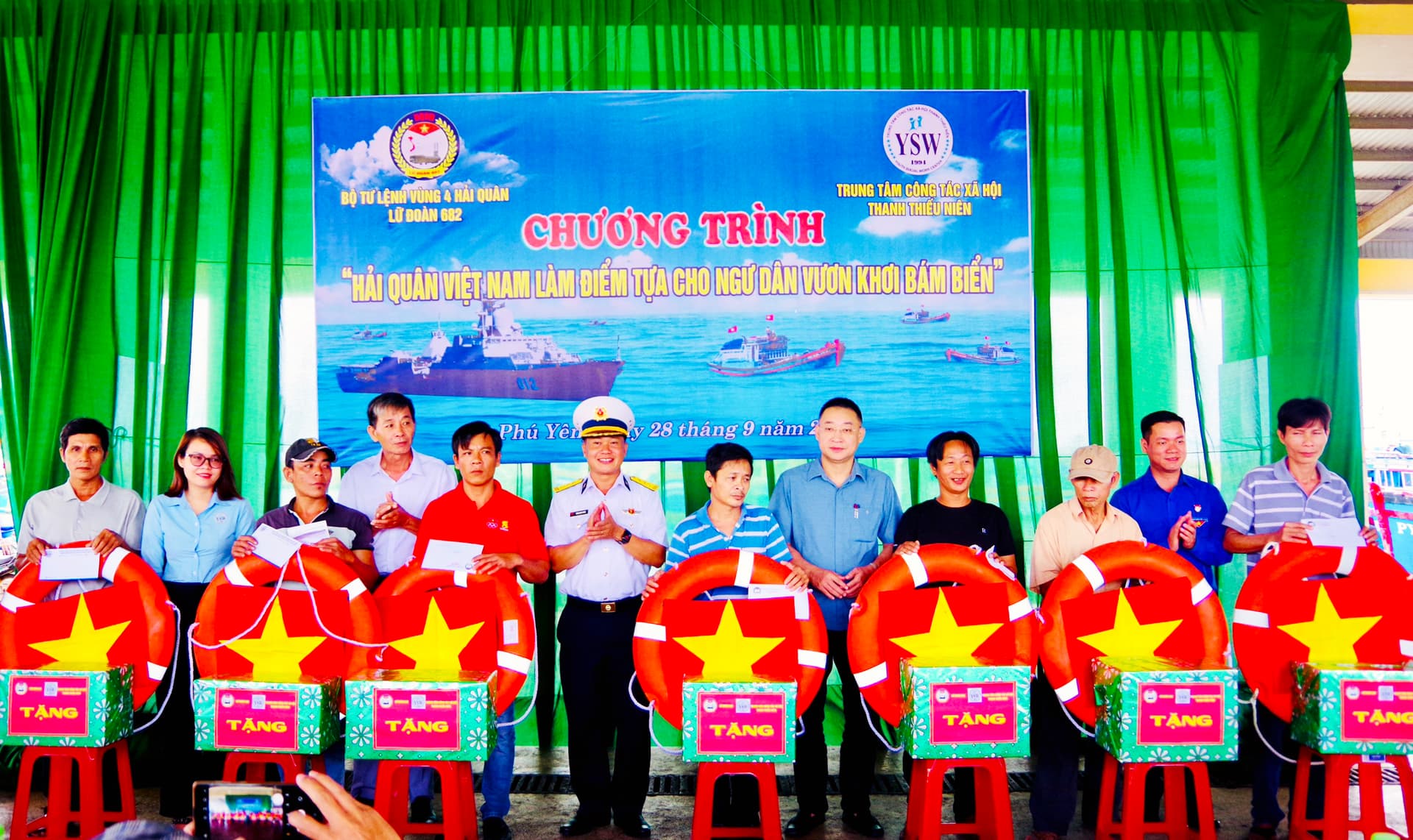 Tiếp thêm niềm tin cho ngư dân vươn khơi, bám biển