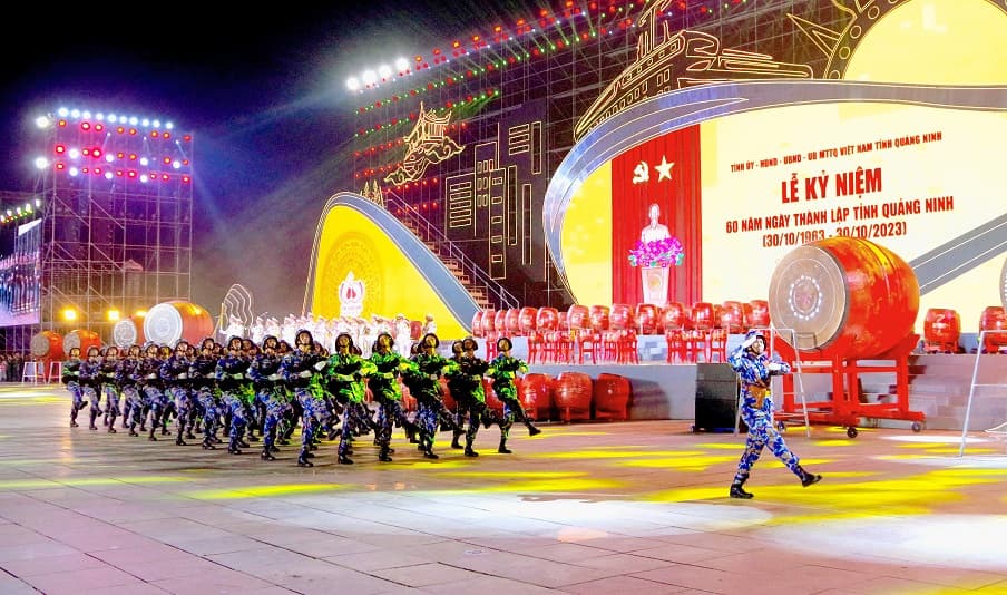 Cán bộ, chiến sĩ Vùng 1 tham gia diễu hành Lễ kỷ niệm 60 năm Ngày thành lập tỉnh Quảng Ninh