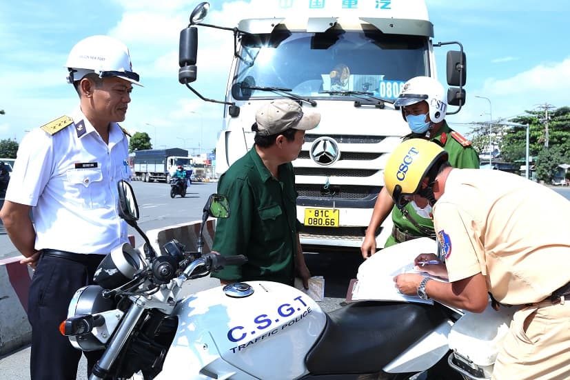 Lực lượng chức năng tuần tra an toàn giao thông khu vực cảng Tân cảng Cát Lái