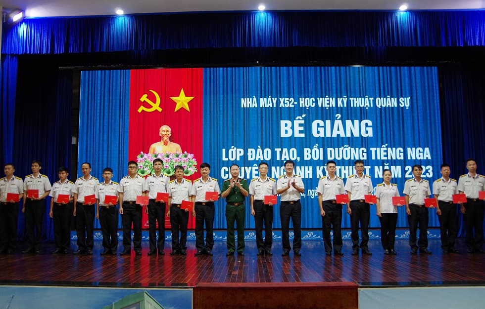 Nhà máy X52: Bế giảng lớp đào tạo tiếng Nga chuyên ngành kỹ thuật năm 2023