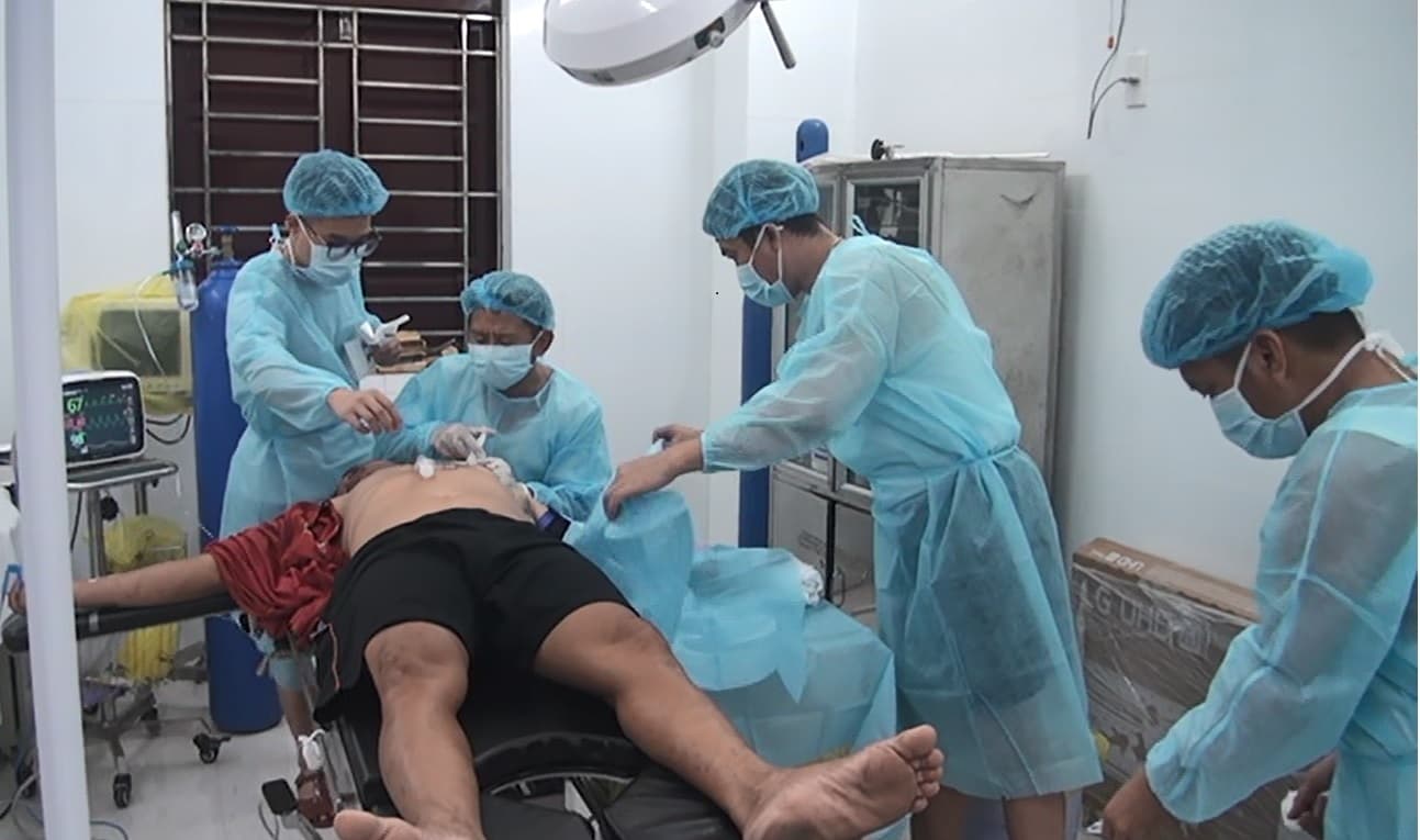 Bệnh xá đảo Sinh Tồn cấp cứu ngư dân tỉnh Bình Định gặp nạn trên biển