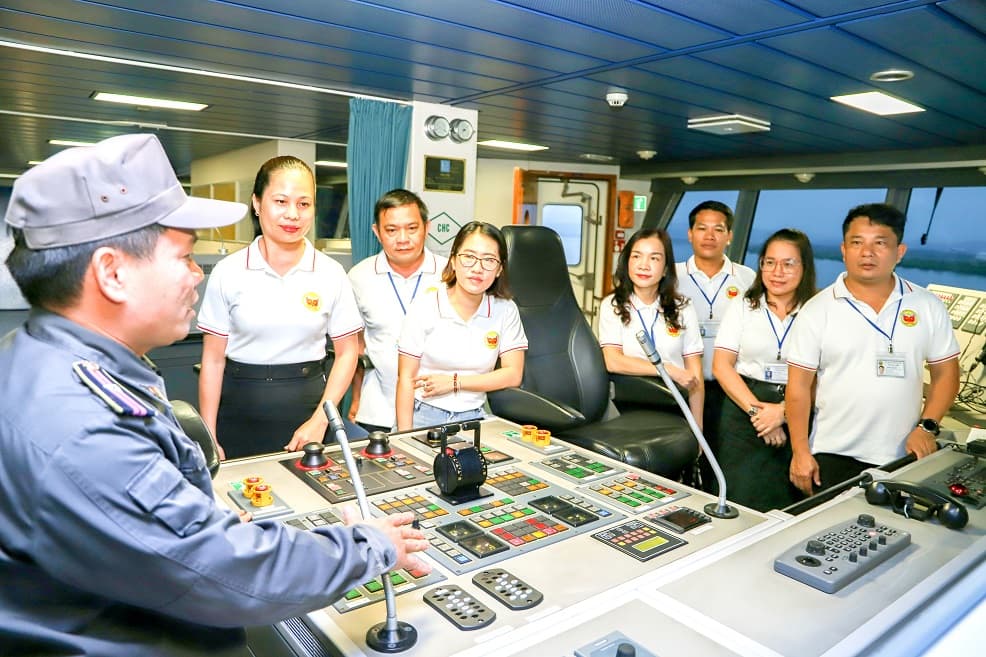 Đoàn cán bộ, giảng viên, học viên Học viện Chính trị Khu vực 3 tham quan Chi đội Kiểm ngư số 3
